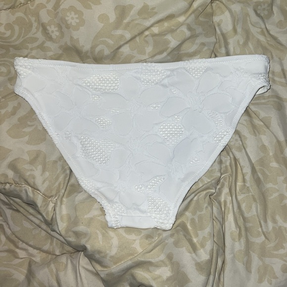 White crochet style bikini bottoms - Picture 2 of 3